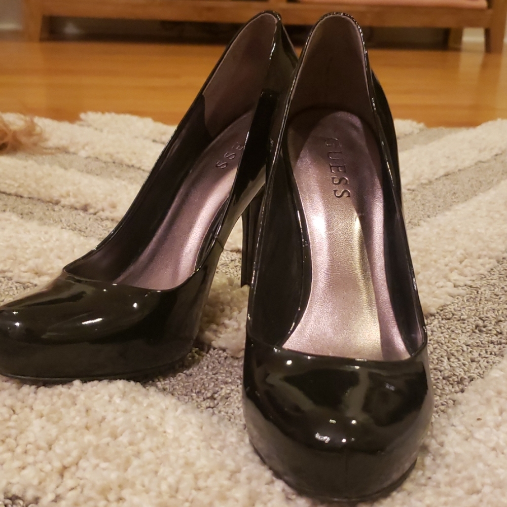 GUESS patent leather pumps SZ 8